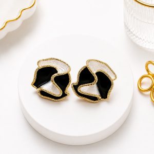 Zarcillos de Flor Oro Laminado  18k Viennios cierre de omega