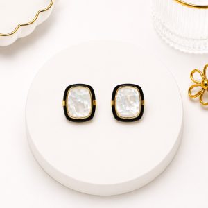 Zarcillos de Rectangulares Color Blanco con Negro, Oro Laminado Viennios 18k cierre de Omega