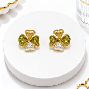 Zarcillos de Flor  de Cuatro Petalos Oro Laminado 18k  Cierre Omega
