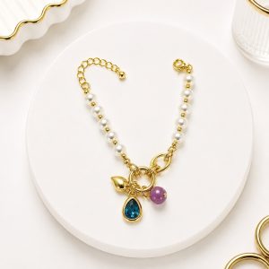 Pulsera  de  Perlas Blancas  con Golgantes Oro Laminado 18k