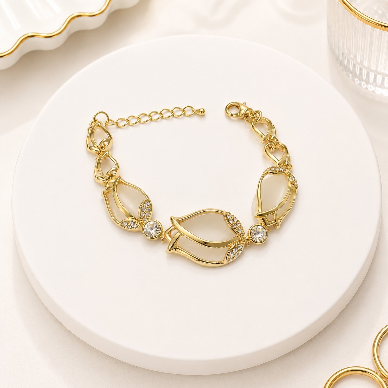 Pulsera   de Rosas Blancas con circonias  Oro Laminado 18k